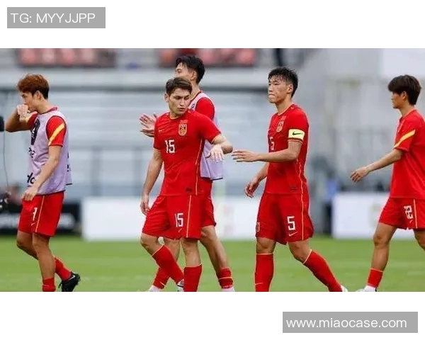 U16国足中场新星加盟欧冠球队首次穿队服合照引发热议