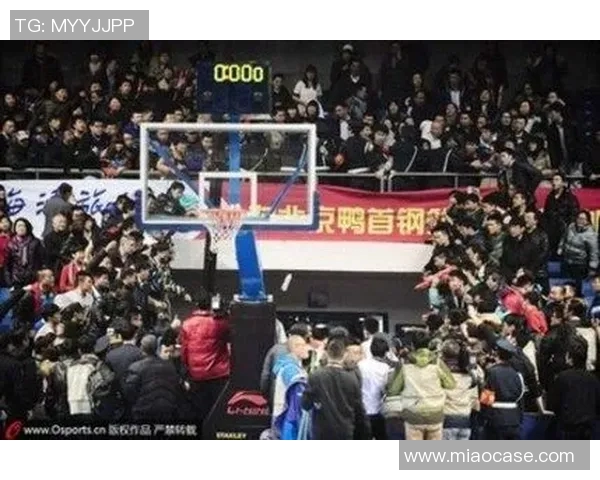 北京首钢因球迷辱骂客队球员遭CBA公司严厉处罚引发广泛关注